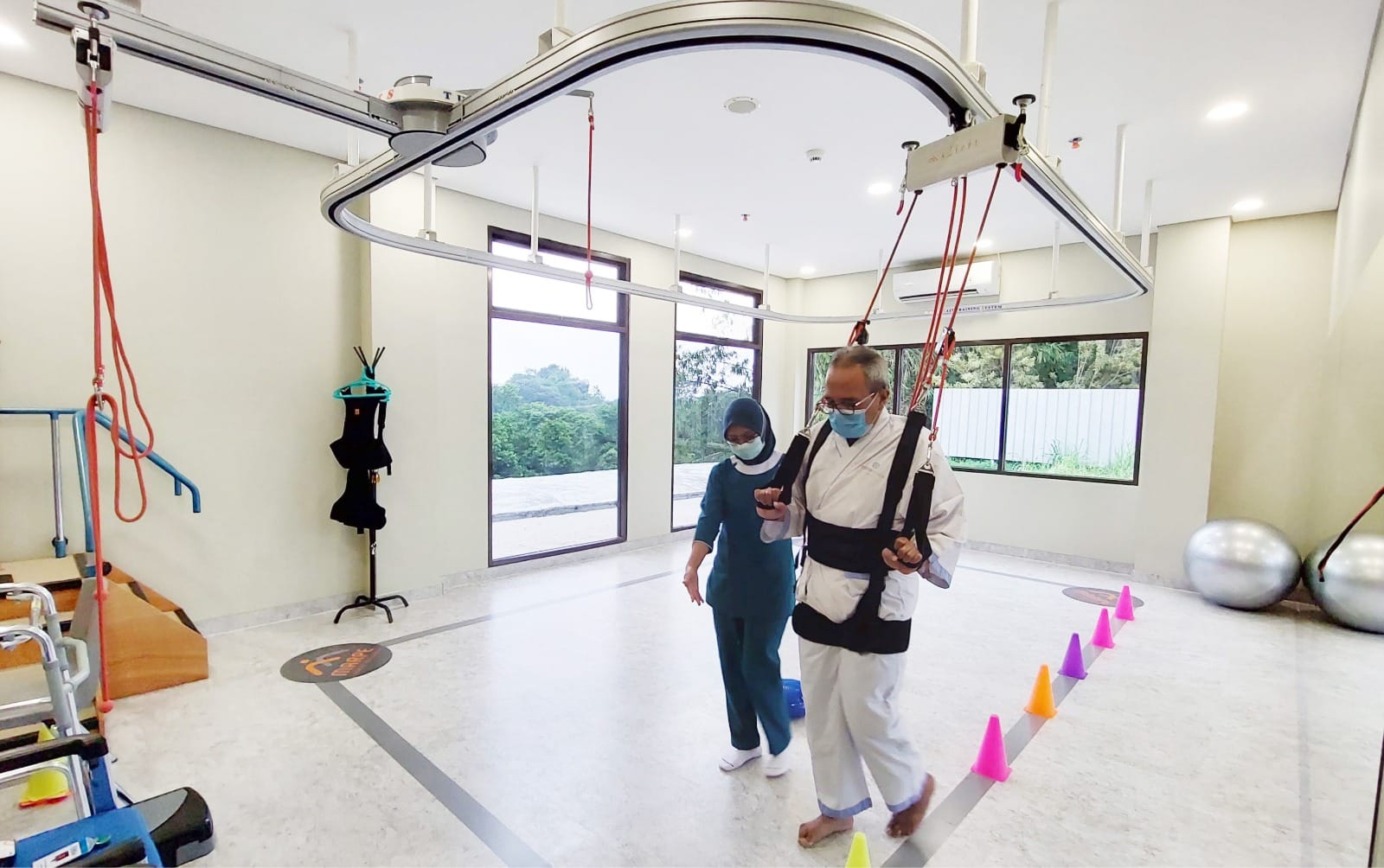 Sling Therapy Gait Training System untuk latihan berjalan