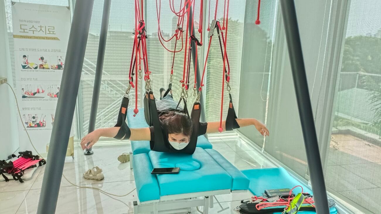 Pasien menjalani terapi dengan sling manual therapy system di klinik fisioterapi