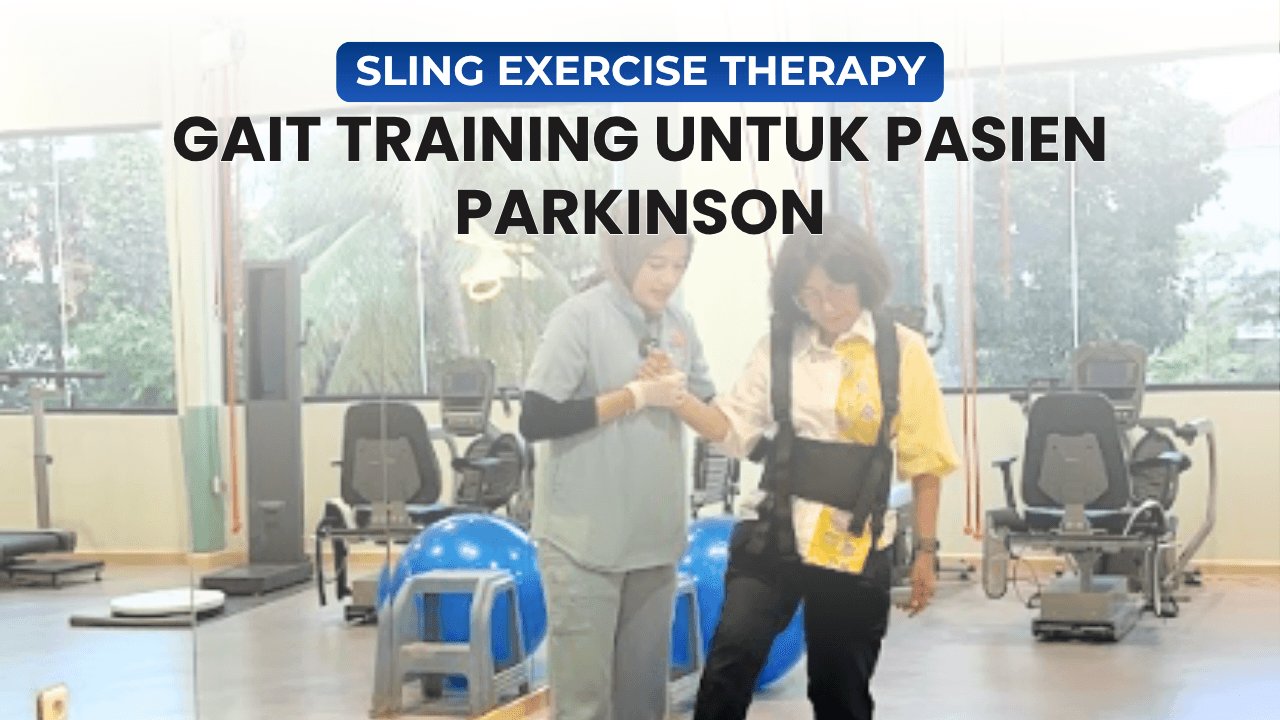 Pasien latihan berjalan dengan sling therapy dibantu terapis di fisioterapi