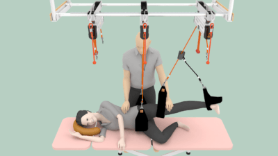 Pasien latihan dengan sling therapy untuk terapi punggung dibantu terapis