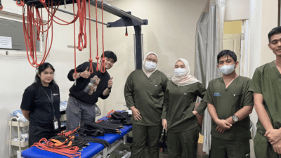Tim fisioterapi berada di ruang rehabilitasi dengan peralatan MARPE Sling Therapy untuk latihan terapi pasien.
